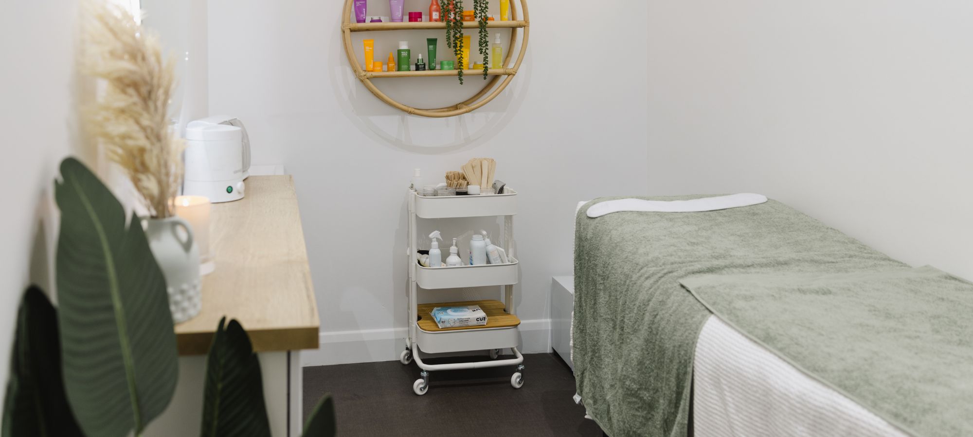 Professional waxing and Melbourne body sculpting room featuring advanced body sculpting machine, waxing pots, treatment bed, and light-up mirror for fat cavitation, EMS, RF skin tightening, and full body waxing services