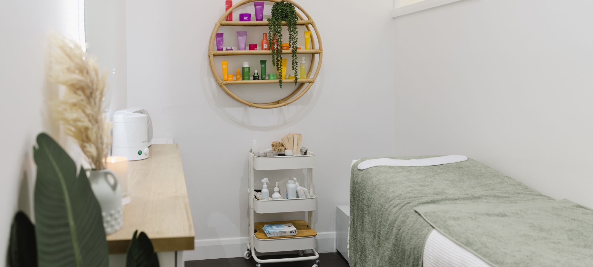 Makeup and Beauty Lounge Waxing and Facial Room, Moonee Ponds Beauty Salon provides services such as Brazilian Waxing, Body waxing, eyebrow waxing, facial waxing, Facials, Skin Juice Facials. In a relaxing facial room